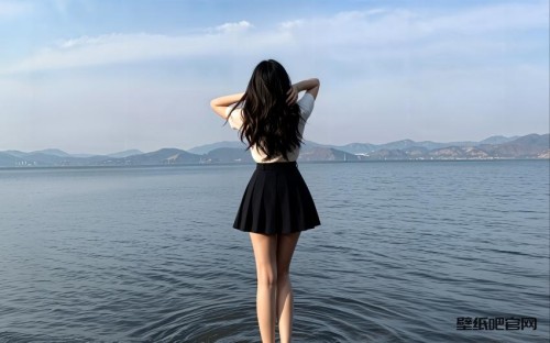 绝美海边背影女神 黑色长裙长发飘飘 4K 超清壁纸 3840×2400