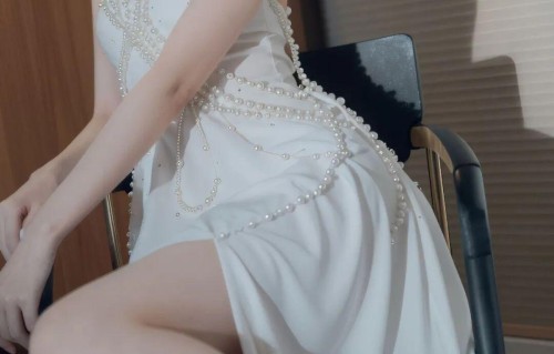 连衣裙高跟鞋大眼睛美女壁纸
