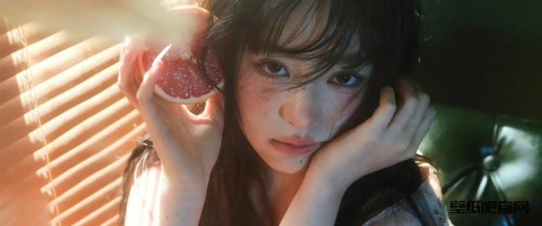 阳光美女 橙子 唯美 居家3440x1440带鱼屏壁纸免费下载