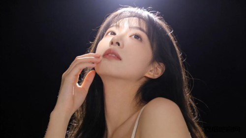 光影美学清纯美女黑色背景电脑壁纸