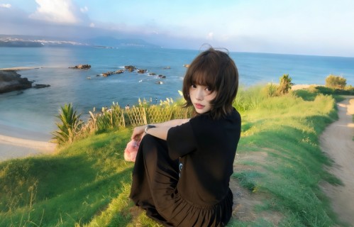 海边 坐在绿草地的美女 回头 黑色裙子 4K壁纸3840x2160