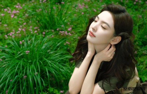 章若楠 漫入花间美女壁纸